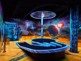 Abenteuer-Zeitreise mit Schwarzlicht-Minigolf in Rostock