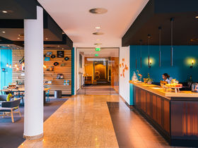 Wuppertal mit einer der ältesten Schwebebahn der Welt erkunden