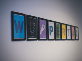 Wuppertal mit einer der ältesten Schwebebahn der Welt erkunden