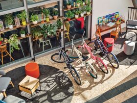 Wuppertal mit einer der ältesten Schwebebahn der Welt erkunden