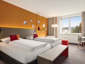 Wuppertal mit einer der ältesten Schwebebahn der Welt erkunden