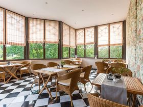 Kurzurlaub im Mecklenburger Schloss nahe Wismar zum Frühlingsstart -Schneeglöckchentage