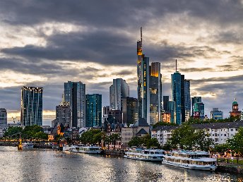 Cheers in Frankfurt – Kurzurlaub mit Bar-Feeling & Dinner | 3 Tage