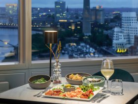 Dinner mit Ausblick in Düsseldorf - Kurzurlaub inkl. Abendessen