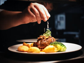 Especially for Two mit  Candle-Light-Dinner & Massage