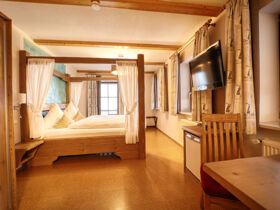 Especially for Two mit  Candle-Light-Dinner & Massage