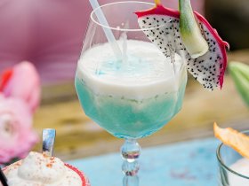 Herrchen & Frauchen mit ihrem Liebling am Ostseestrand - Hundearrangement