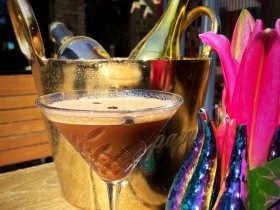 Herrchen & Frauchen mit ihrem Liebling am Ostseestrand - Hundearrangement