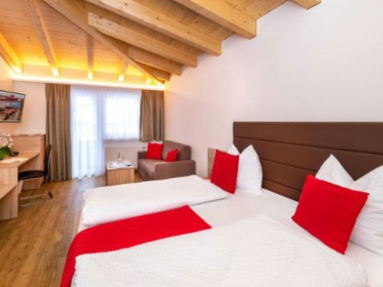 Zwei Doppelzimmer mit Verbindungstür