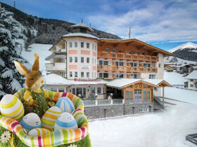 Ostern in Gerlos - Schneegarantie in der Zillertal Arena - Bushaltestelle direkt vor dem Hotel