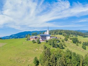 Erntedank im Gasthof Gutmann, 11 Uhr Messe in der Andreas Kirche anschließend Umgang mit Stationen 