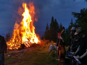 #Ostern mit Osterfeuer, Glockengeläute & Tanzmusik im Freien 