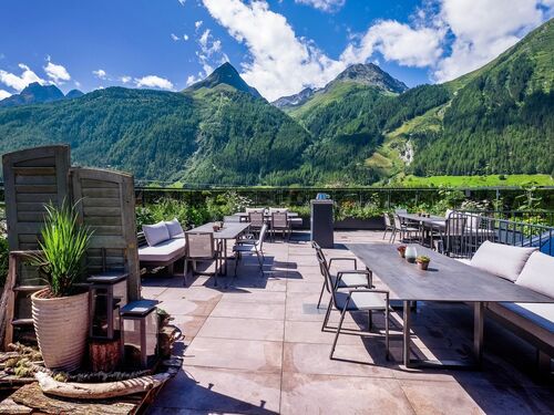 VIER Studios &amp; Restaurant