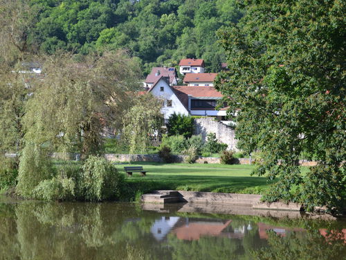 DIE KRONE AM FLUSS