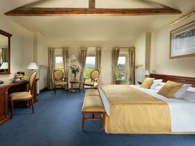 Erholungstage mit Halbpension im Savoy Westend Hotel / 4 Tage  
