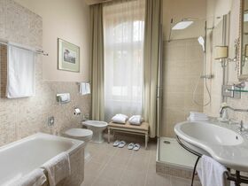 Erholungstage mit Halbpension im Savoy Westend Hotel / 4 Tage  