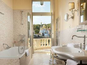 Erholungstage mit Halbpension im Savoy Westend Hotel / 4 Tage  