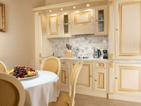 Erholungstage mit Halbpension im Savoy Westend Hotel / 4 Tage  