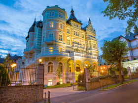 Erholungstage mit Halbpension im Savoy Westend Hotel / 4 Tage  