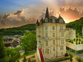 Erholungstage mit Halbpension im Savoy Westend Hotel / 4 Tage  