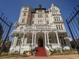 Erholungstage mit Halbpension im Savoy Westend Hotel / 4 Tage  