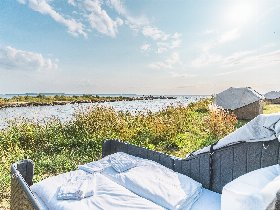 2 Tage Open Air Romantik direkt am Wasser - Schlafen im Schlafstrandkorb inkl. Frühstück