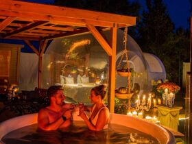 Lustvolle Nächte im Bubble Tent: Ein Spiel der Sinne
