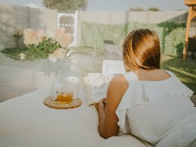 Lustvolle Nächte im Bubble Tent: Ein Spiel der Sinne