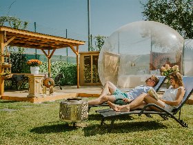 Lustvolle Nächte im Bubble Tent: Ein Spiel der Sinne