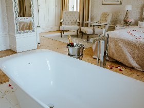 Lustvolle Nächte im Bubble Tent: Ein Spiel der Sinne