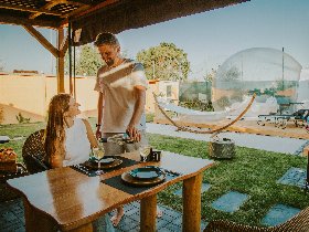 Lustvolle Nächte im Bubble Tent: Ein Spiel der Sinne