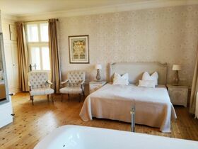 Lustvolle Nächte im Bubble Tent: Ein Spiel der Sinne