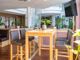 Zwei Nächte mit Frühstück und Abendessen im Atomis Hotel Munich Airport by Mercure