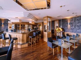 Zwei Nächte mit Frühstück und Abendessen im Atomis Hotel Munich Airport by Mercure