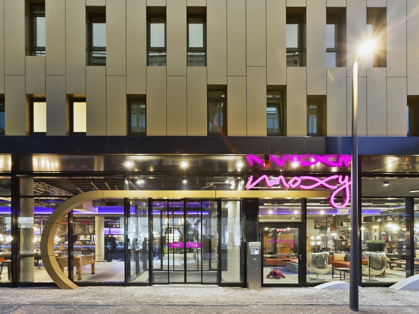 Stadt, Style und Schnauze – dein Kurzurlaub mit Hund im Moxy Frankfurt East 2